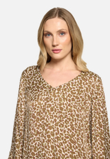 Schlupfbluse mit Leoprint / Detailbild
