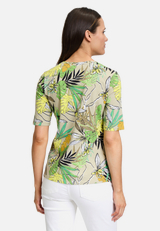 Basic Shirt mit Blumenprint / Modellfoto Rückseite