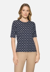 Basic Shirt mit Rippbündchen / Modellfoto Vorderseite