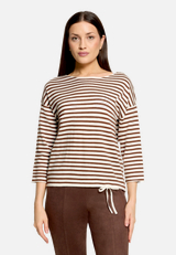 Gestreifter Pullover  mit U-Boot Ausschnitt  / Modellfoto Vorderseite