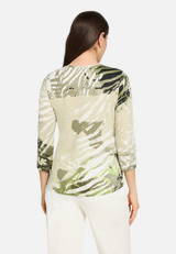 Basic Shirt mit Print / Modellfoto Rückseite