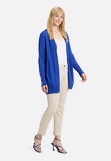 Feinstrickjacke mit Taschen / Modellfoto Vorderseite (Outfit)