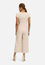 Eleganter Jumpsuit mit Bindegürtel / Modellfoto Rückseite