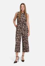 Jumpsuit mit Eingrifftaschen / Modellfoto Vorderseite