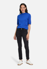 Slim Fit Jeans  mit Stretch Anteil Style Sunny  / Modellfoto Vorderseite (Outfit)