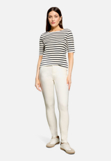 Slim Fit Jeans  mit Stretch Anteil Style Sunny  / Modellfoto Vorderseite (Outfit)