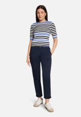 Chino-Hose unifarben / Modellfoto Vorderseite (Outfit)