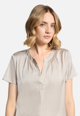 Satin-Bluse kurzarm / Detailbild