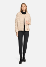 Daunenweste mit Rundhalsausschnitt / Modellfoto Vorderseite (Outfit)