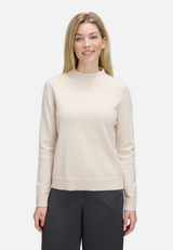 Basic-Strickpullover mit Stehkragen / Modellfoto Vorderseite