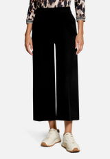 Culotte  mit Bügelfalte und elastischem Bund / Modellfoto Vorderseite