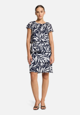 Stufenkleid mit U-Boot-Ausschnitt / Modellfoto Vorderseite (Outfit)