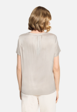 Satin-Bluse kurzarm / Modellfoto Rückseite