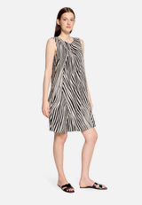 Leinenkleid ohne Arm / Modellfoto Vorderseite (Outfit)