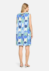 Freizeitkleid mit Rundhalsausschnitt / Modellfoto Rückseite