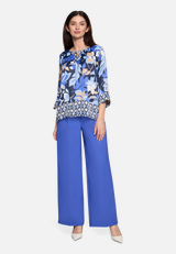 Schlupfbluse mit Blumenprint / Modellfoto Vorderseite (Outfit)