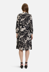 Hemdblusenkleid mit Bindegürtel / Modellfoto Rückseite