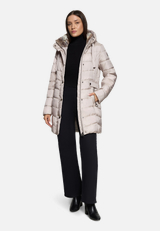 Outdoorjacke mit Kapuze / Modellfoto Vorderseite (Outfit)