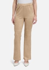 Kunstlederhose Flared aus Velour / Modellfoto Vorderseite