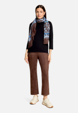 Tuch  mit Leoprint / Modellfoto Vorderseite (Outfit)