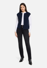 Grobstrickjacke ohne Arm / Modellfoto Vorderseite (Outfit)