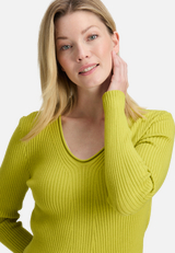 Feinstrickpullover mit Rippenstruktur / Detailbild