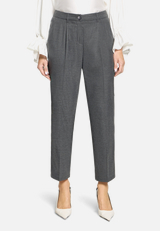 Casual-Hose mit Bügelfalte / Modellfoto Vorderseite