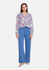 Schlupfbluse  mit Print / Modellfoto Vorderseite (Outfit)