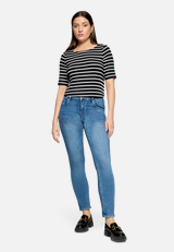 Slim Fit Jeans  mit Stretch-Anteil Style Sunny Short  / Modellfoto Vorderseite (Outfit)
