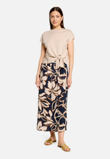Midirock  mit Blumen / Modellfoto Vorderseite (Outfit)