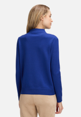 Basic-Strickpullover mit Stehkragen / Modellfoto Rückseite
