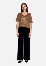 Print-T-Shirt mit Schleifenknoten / Modellfoto Vorderseite (Outfit)