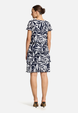 Stufenkleid mit U-Boot-Ausschnitt / Modellfoto Rückseite