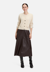 Casual-Strickjacke mit Knopfleiste / Modellfoto Vorderseite (Outfit)