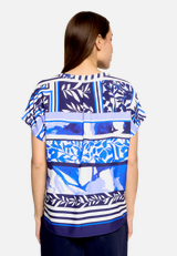 Longbluse mit Aufdruck / Modellfoto Rückseite