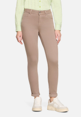 Slim Fit Jeans  mit Stretch Anteil Style Sunny  / Modellfoto Vorderseite