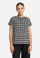 Printshirt mit Wasserfallausschnitt / Modellfoto Vorderseite