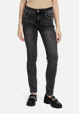 Basic-Jeans mit Waschung / Modellfoto Vorderseite