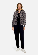 Blouson mit Rundhalsausschnitt / Modellfoto Vorderseite (Outfit)