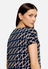 Printshirt mit Wasserfallausschnitt  / Detailbild
