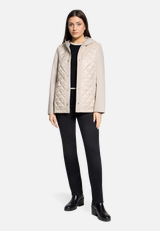 Outdoorjacke mit Kapuze / Modellfoto Vorderseite (Outfit)