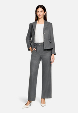 Marlene-Hose mit Bindegürtel / Modellfoto Vorderseite (Outfit)