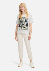Basic Shirt mit Rundhalsausschnitt / Modellfoto Vorderseite (Outfit)