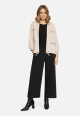 Shirtjacke mit Kapuze / Modellfoto Vorderseite (Outfit)