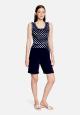 Trägertop mit Rippbündchen / Modellfoto Vorderseite (Outfit)