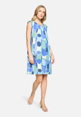 Freizeitkleid mit Rundhalsausschnitt / Modellfoto Vorderseite (Outfit)