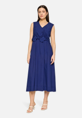 Midikleid mit V-Ausschnitt / Modellfoto Vorderseite