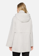 Outdoorjacke mit abnehmbarer Kapuze / Modellfoto Rückseite