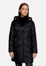 Outdoorjacke mit abnehmbarer Kapuze / Modellfoto Vorderseite