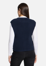 Grobstrickjacke ohne Arm / Modellfoto Rückseite